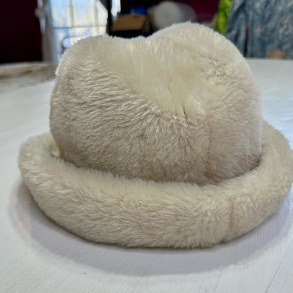 Vintage 1970s KÅPS Faux Fur Cloche Hat Cream USA Made Asymmetrical Brim - Picture 4 of 9